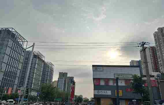 北京长时间降雨后，太阳短暂“露脸”